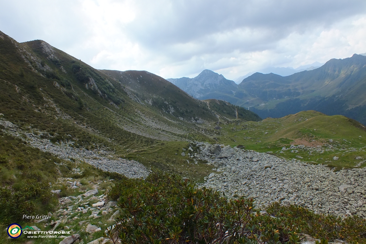 53 Scendendo nel vallone tra Arete e Valegino....JPG